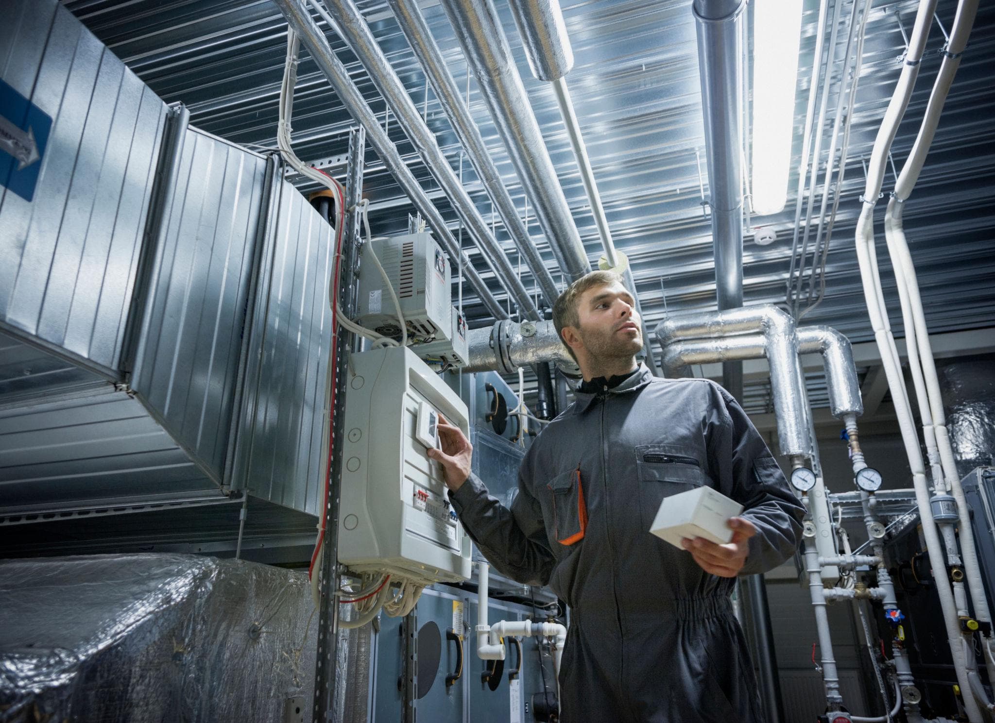 Elektromonteur inspecteert de installaties in een technische ruimte
