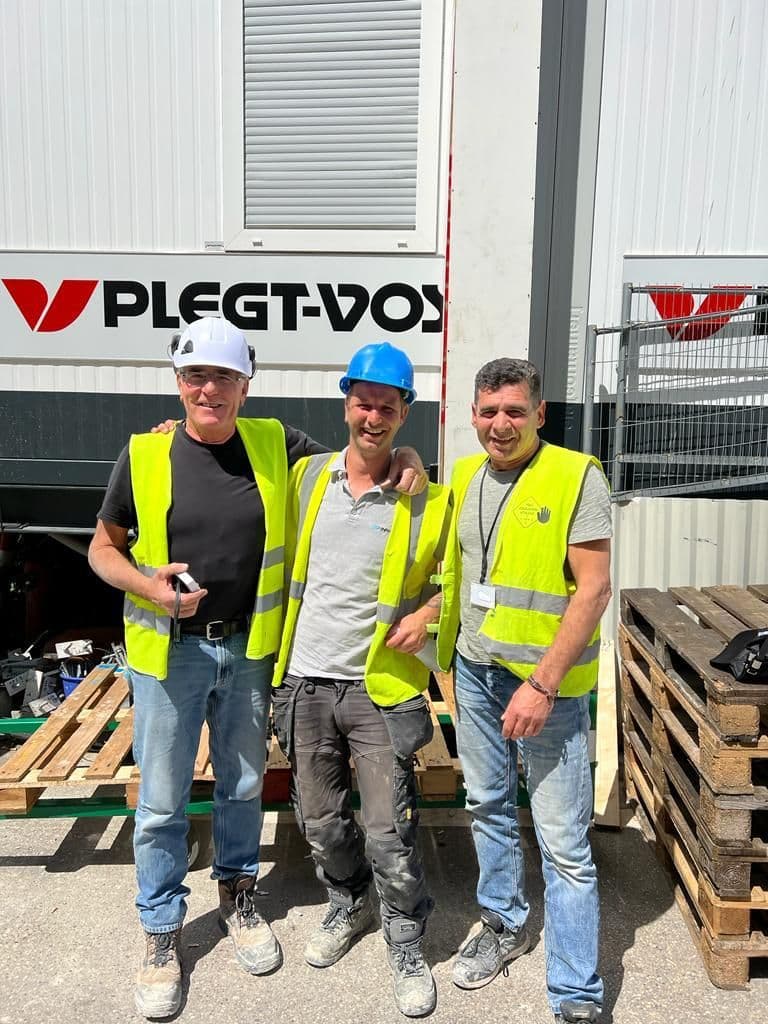Technische vakmensen van Volt samen op een projectlocatie